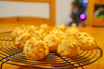 シュークリームを作りたくてシューを焼いたよ。