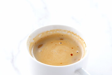 エスプレッソと牛乳を混ぜたカフェ・ラッテを飲みながらリラックス