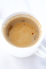 エスプレッソと牛乳を混ぜたカフェ・ラッテを飲みながらリラックス