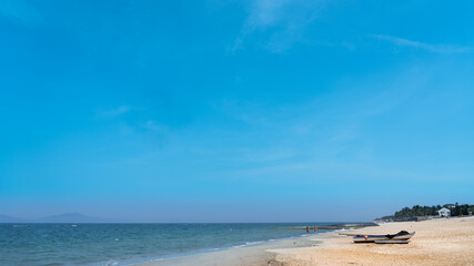 푸른 하늘 아래  여유로운 보트