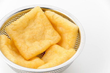 ステンレスザルに入った油揚げ