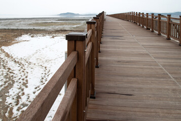 Obraz premium View of the footpath on the wooden bridge at the seaside