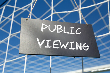 Symbolbild Public Viewing (Fußball): Schild mit der Aufschrift PUBLIC VIEWING an einem Fußballtor