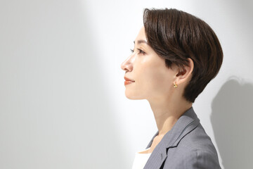 笑顔の女性　ビジネス　キャリアウーマン