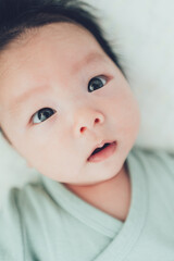 赤ちゃんの顔