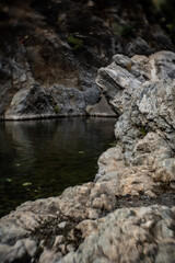 Paraje de Río. Charca. Piedra y curso del agua.