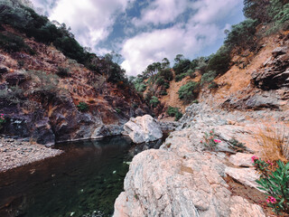 Paraje de Río. Charca. Piedra y curso del agua.