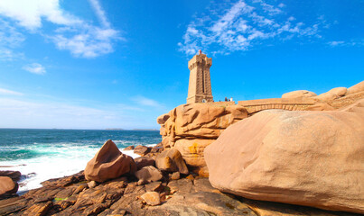Le phare de Mean Ruz &agrave; Ploumanac'h sur la C&ocirc;te de Granit Rose en Bretagne, France