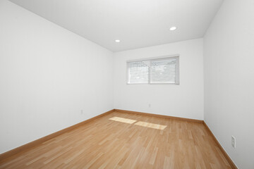 Obraz premium an empty white room with wooden floors and windows has two blinds over it