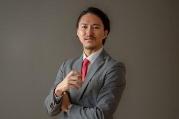 険しい表情のビジネスマン