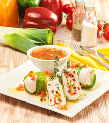 rollitos de pavo al vapor con vinagreta de tomate