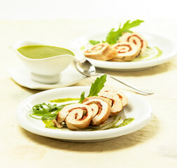 rollitos de pavo con salsa de rúcula 