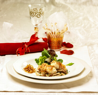 rollitos de capon al parmesano con setas y cebolla caramelizada