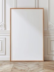Fototapeta premium Poster bianco in cornice di legno appoggiato a una parete