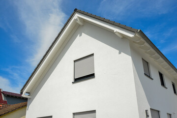Fassade eines neu gebauten modernen Wohnhauses