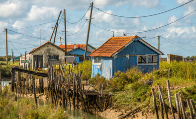 Cabanes ostréicoles en bois sur l'île d'Oléron à Saint-Pierre-d'Oléron, Charente-Maritime, France