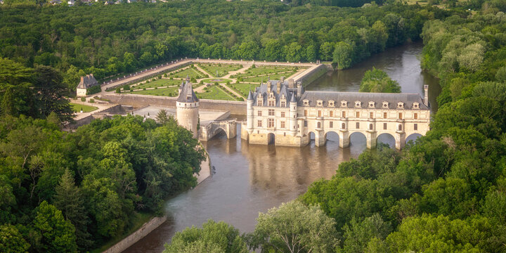 Le parc et le Ch&acirc;teau de Chenonceau sur les bords de la rivi&egrave;re le Cher en France, vue panoramique a&eacute;rienne montgolfi&egrave;re avec la for&ecirc;t autour.