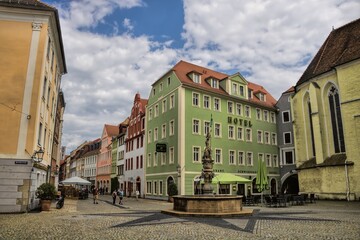 görlitz, deutschland - obermarkt mit georgsbrunnen und ecke der dreifaltigkeitskirche