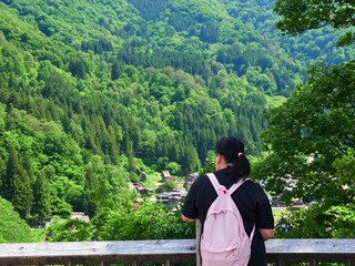 初夏の観光地白川郷の展望台からの風景と観光客の姿