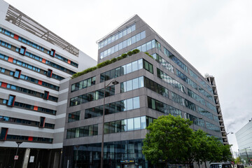 bâtiment à l'architecture contemporaine dans le treizième arrondissement de la ville de Paris en France