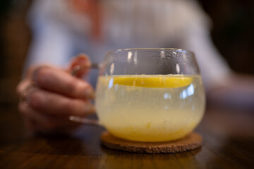 ホットレモネードを飲む女性の手元