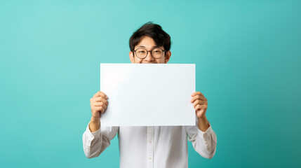 白い紙を持つ若い男性 メッセージモックアップ素材
