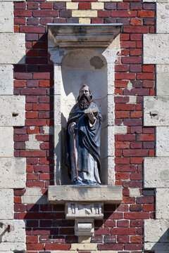 Statue of Saint Antoine in Cr&eacute;py en Valois