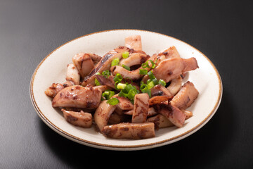 ［中国産　アメリカオオアカイカ耳］　バター醤油炒め