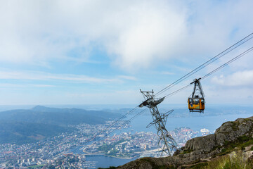 Mit der Seilbahn auf den Ulriken. Fantastische Ausblicke über Bergen (Norwegen) genießen.