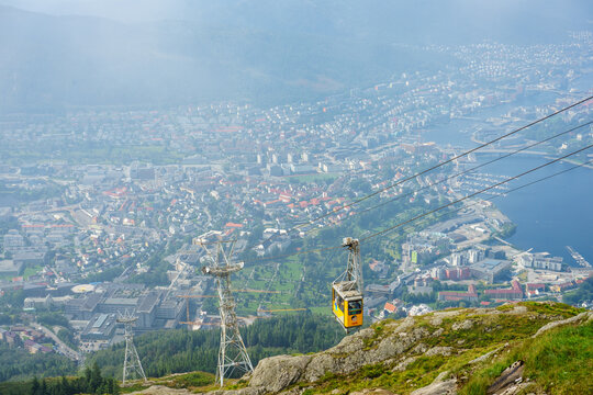 Mit der Seilbahn auf den Ulriken. Fantastische Ausblicke &uuml;ber Bergen (Norwegen) genie&szlig;en.