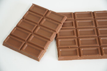 二つに割った板チョコ