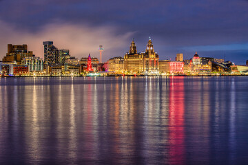 Obraz premium Liverpool waterfront illuminated at night 