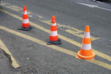 Cônes de signalisation sur un espace de livraison