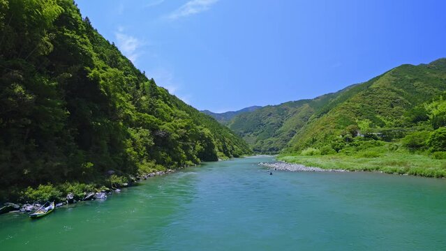 仁淀ブルーが美しい、浅尾の沈下橋。高知県越知町