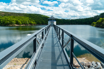 Urfttalsperre und Urft im Nationalpark Eifel im Sommer	