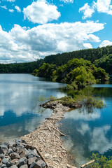 Blick auf die Urft und Burg Vogelsang im Nationalpark Eifel im Sommer - Urftsee	
