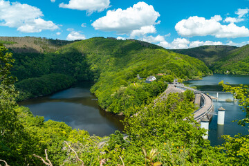 Blick auf die Urfttalsperre mit Obersee vom Rursee und Urft im Nationalpark Eifel im Sommer	