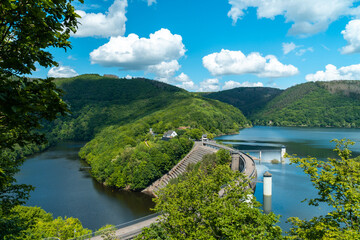 Blick auf die Urfttalsperre mit Obersee vom Rursee und Urft im Nationalpark Eifel im Sommer	