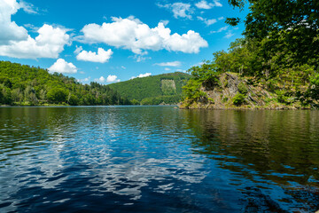Der Obersee des Rursees in der Eifel im Sommer in der Nähe Rurberg