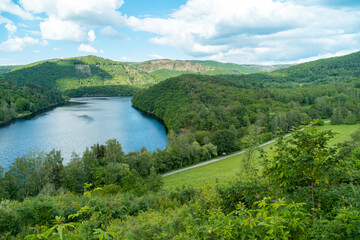 Obraz premium Der Obersee des Rursees in der Eifel im Sommer in der Nähe Rurberg