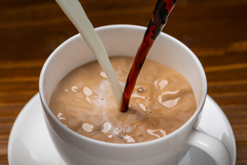 カップに牛乳とコーヒーを入れてつくるカフェオレ
