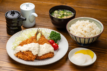 食卓に並んだアジフライと料理