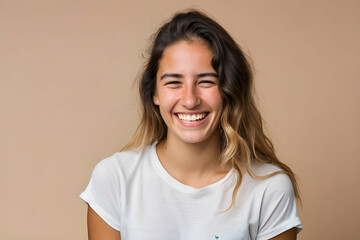 Mulher comum jovem de camisa branca sorrindo