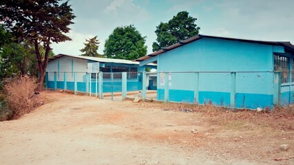 Frente de la escuela del pueblo en una ciudad de America Latina.