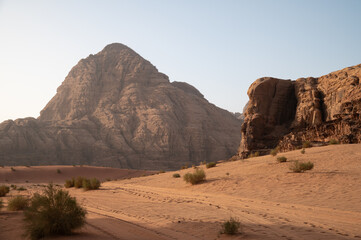 Paisaje desertico con dunas y montañas en Wadi Rum, Jordania.