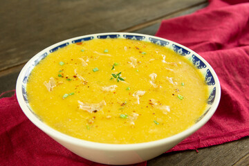 Caldo de mandioca com frango desfiado, ervas frescas e pimenta calabresa