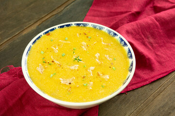 Caldo de mandioca com frango desfiado, ervas frescas e pimenta calabresa