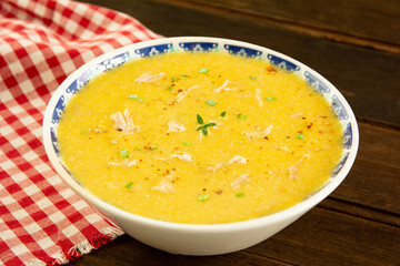 Caldo de mandioca com frango desfiado, ervas frescas e pimenta calabresa