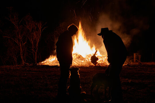 Outback farmers and dogs, Australia, burn to prevent bushfire