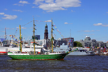 Alexander von Humboldt II vorm Michel